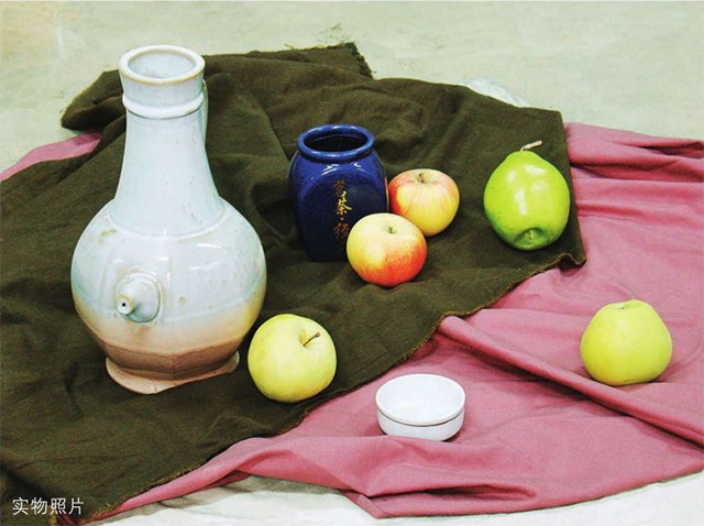 色彩花瓶、陶罐与水果实物照片